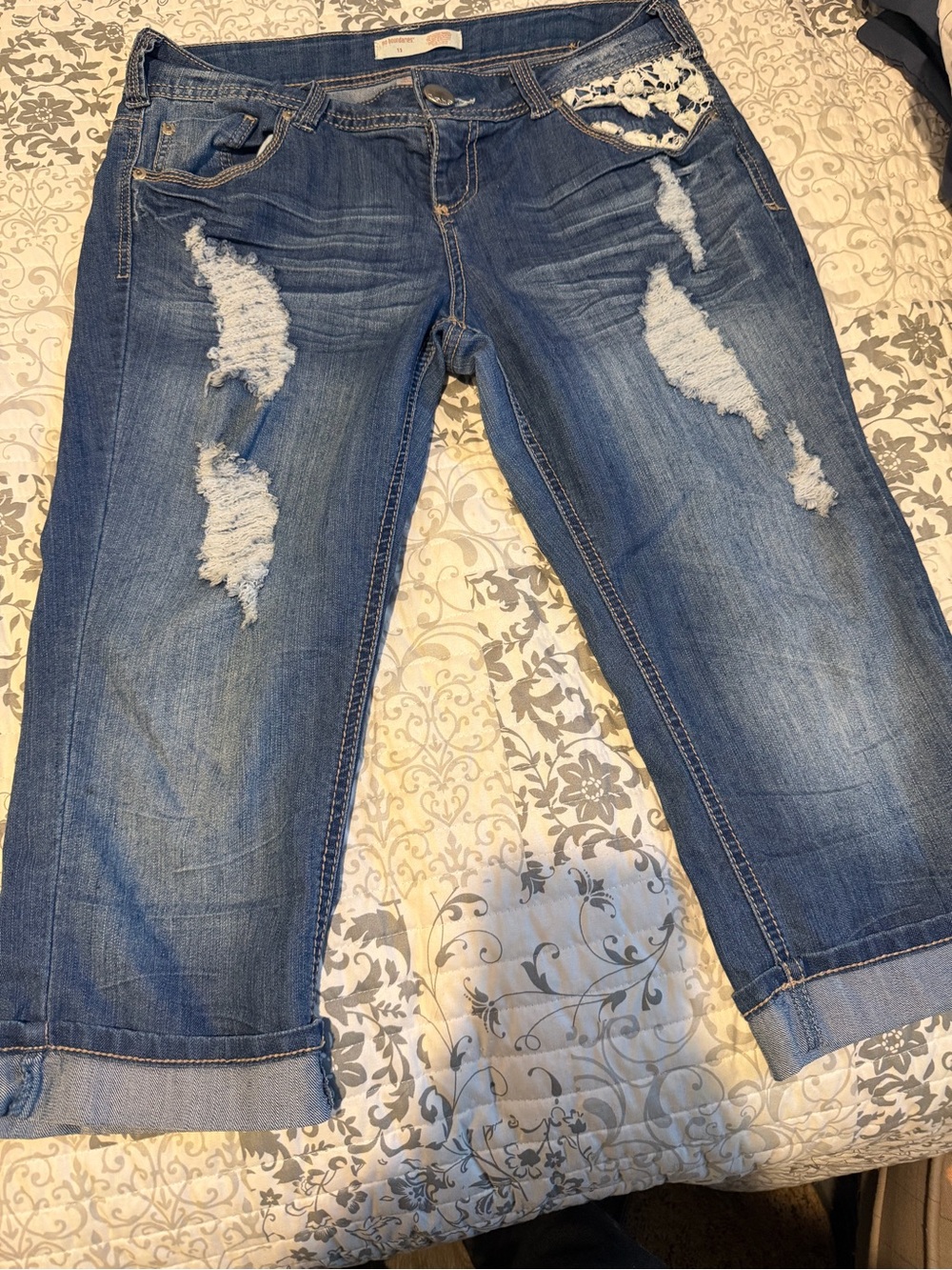 Women’s No Boundaries distressed denim capris size 13